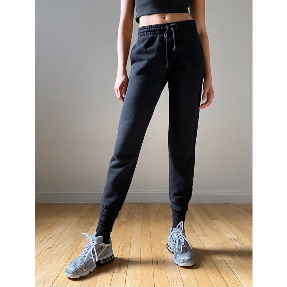 Aritzia TNA boyfriend sweatpant in black
